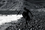 ION Static 2/2 Shorty Back Zip 2026 schwarzer Neoprenanzug mit Rückenreißverschluss, Surfer trägt Anzug am Strand