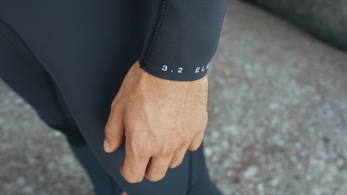 ION Element 5/4 Front Zip Neoprenanzug für Herren in Dunkelblau, Detailansicht des Ärmelabschlusses mit Größenangabe