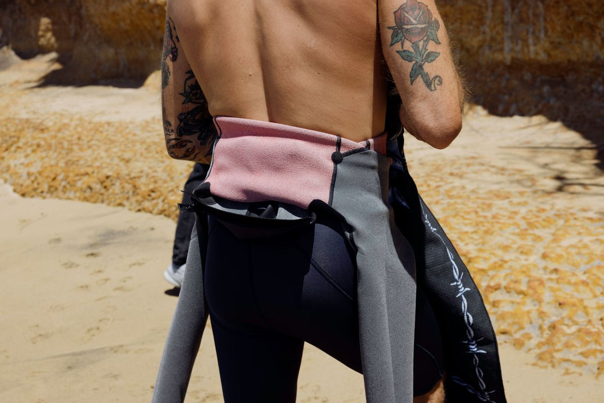ION Element 2/2 Shorty LS Front Zip 2026 Neoprenanzug in Schwarz-Grau, Rückenansicht am Strand