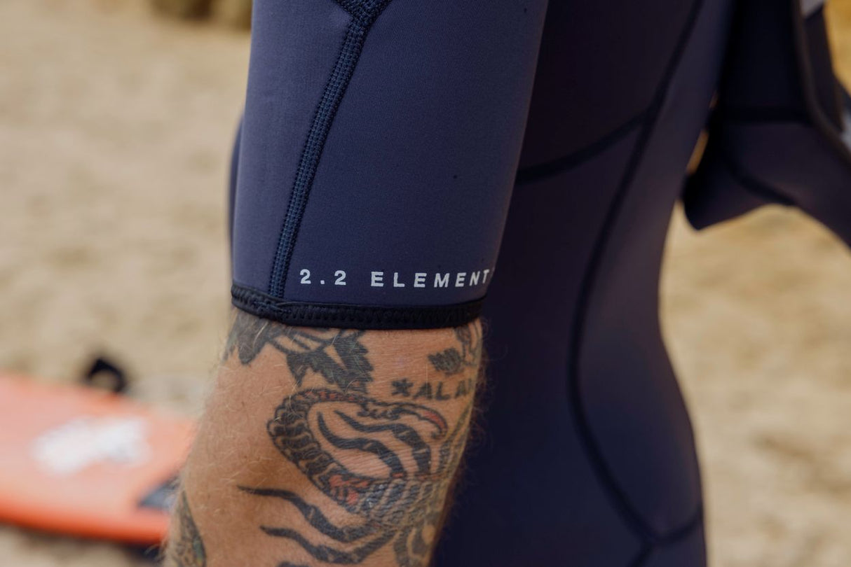 ION Element 2/2 Shorty SS Front Zip Neoprenanzug in Dunkelblau, Detailaufnahme der Vorderseite mit sichtbarem Reißverschluss und Logo