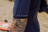 ION Element 2/2 Shorty SS Front Zip Neoprenanzug in Dunkelblau, Detailaufnahme der Vorderseite mit sichtbarem Reißverschluss und Logo