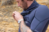 ION Element 2/2 Shorty SS Front Zip 2026 dunkelblauer Neoprenanzug, Seitenansicht auf Person getragen