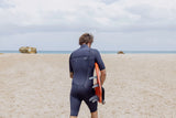 ION Element 2/2 Shorty SS Front Zip 2026 Neoprenanzug in Dunkelblau, Rückenansicht am Strand