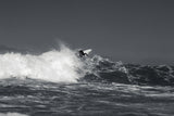 ION Capture Amp 4/3 Front Zip Junior Neoprenanzug in Schwarz, Surfer auf Welle in Aktion