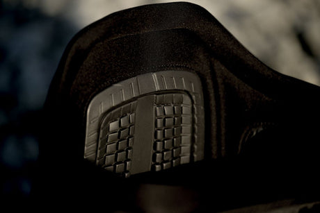 ION Apex Kite Trapez Herren schwarz mit gepolstertem Neopren und strukturierter Kunststoffplatte, Detailansicht