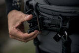 ION Apex Kite Trapez Herren 2026 schwarz, Detail der Befestigungshaken in Hand gehalten