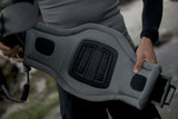 ION Apex Kite Trapez Herren 2026 grau mit schwarzen Polstern, Frontalansicht mit Tragedemonstration