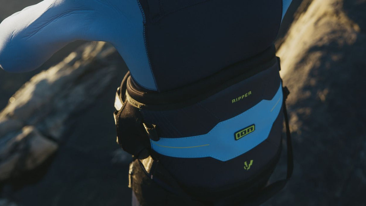 ION Ripper Kinder-Trapez Blau-Schwarz mit Ausrüstungsdetails, Frontalansicht