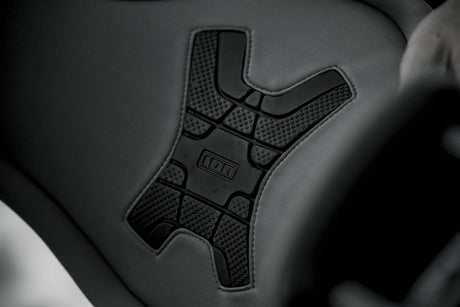 ION Rival Kite Trapez Herren 2026 in Schwarz, Frontalansicht mit Mesh-Einsätzen und ION-Logo, ergonomisches Design für Kitesurfen