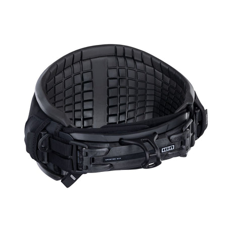 ION Spectre 2026 Kiteboarding Helm, schwarz, Seitenansicht mit Gitterstruktur und Verschlusssystem