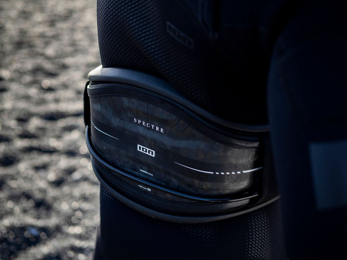 ION Spectre 2026 Trapez Kite Waist Harness, schwarz, Detailansicht des gepolsterten Gürtels mit Logo