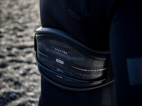ION Spectre 2026 Trapez Kite Waist Harness, schwarz, Detailansicht des gepolsterten Gürtels mit Logo