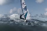 ION Axxis Windsurf Trapez Herren in Schwarz-Weiß, am Windsurfer im Wasser bei Wellengang getragen