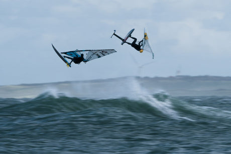 ION Axxis Windsurf Trapez Herren 2026 in Blau, Athlet in Aktion über Wellen, Seitenansicht
