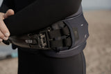 ION Rival 2026 Neoprenanzug schwarz mit Gürteldetail, Nahaufnahme der Taille mit Verschluss