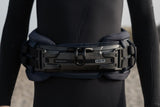 ION Rival 2026 Trapez Waist Harness in Schwarz, Detailansicht mit Verschlüssen und Logo