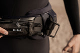 ION Rival 2026 Trapez-Waist Harness schwarz, detaillierte Nahaufnahme des Verschlussmechanismus