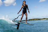 ION Amaze V-Back 1.5 Damen Wetsuitanzug schwarz, Frontansicht beim Foilen auf Welle