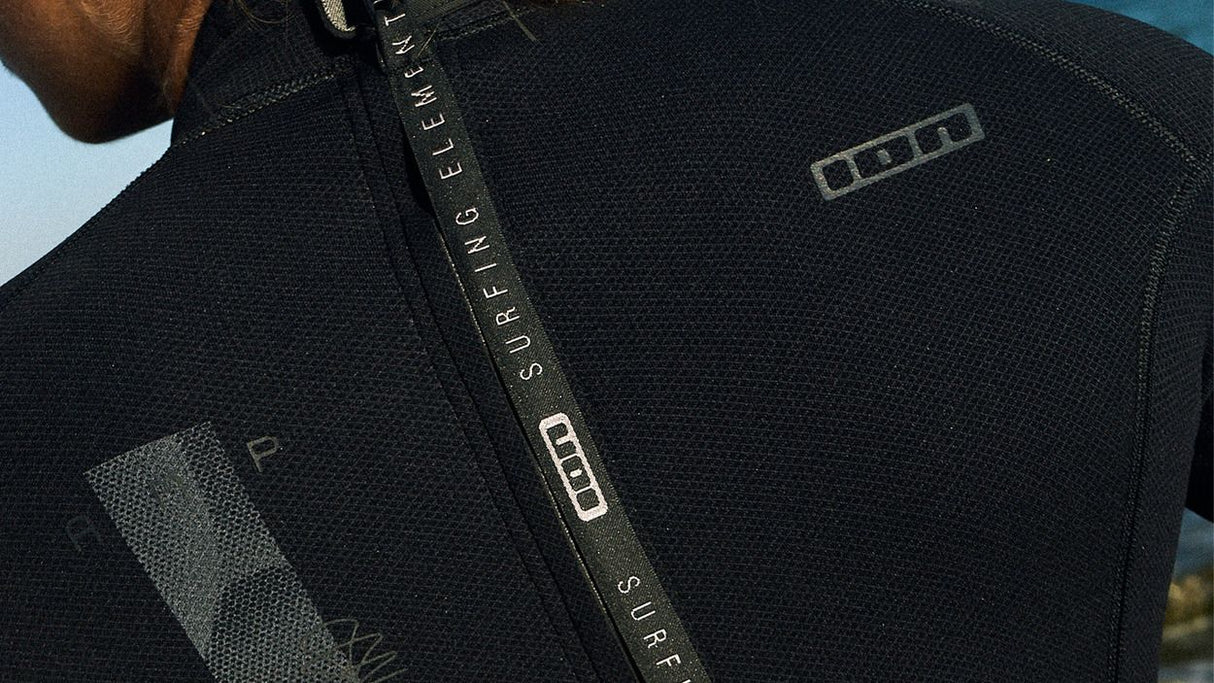ION Amaze Amp Shorty 2.0 LS Neoprenanzug für Damen, schwarz, Rückenreißverschluss, Detail der Schulterpartie
