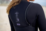 ION Amaze Amp 5/4 Front Zip Neoprenanzug Damen schwarz, Rückenansicht am Strand