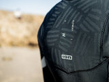 ION Element 5/4 Front Zip Damen Neoprenanzug in Schwarz, Detail der Brust mit Frontreißverschluss und Logo