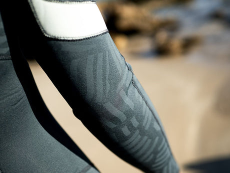 ION Element 3/2 Front Zip Damen Neoprenanzug in Grau mit Frontreißverschluss, Detail der Ärmelpartie