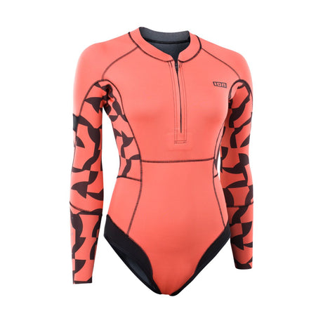 ION Amaze Hot Shorty 1.5 LS Damen-Neoprenanzug in Koralle mit schwarzem Muster, Frontreißverschluss, Frontansicht