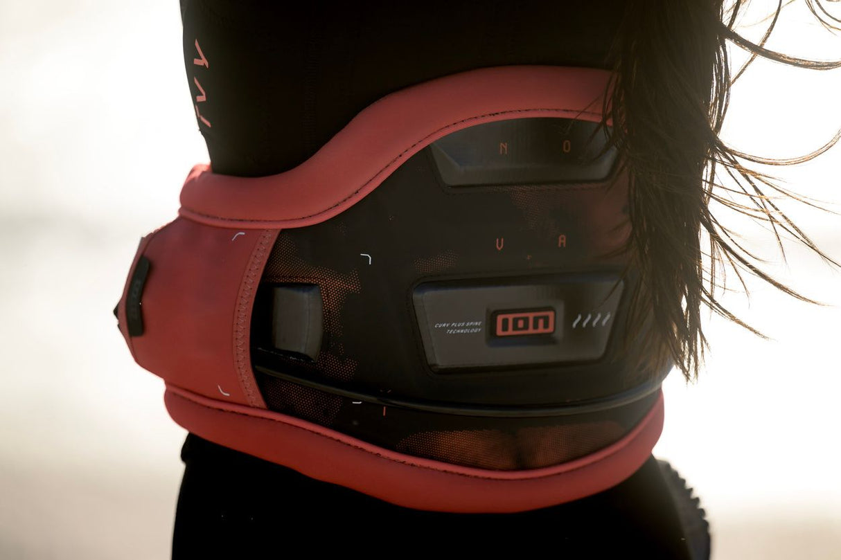 ION Nova Kite Trapez Damen 2024 in Rot-Schwarz, Frontansicht, Neopren-Material mit Schnallen