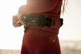 ION Nova Kite Trapez Damen 2024 in Rot mit Waist-Harness-System, Frontansicht getragen