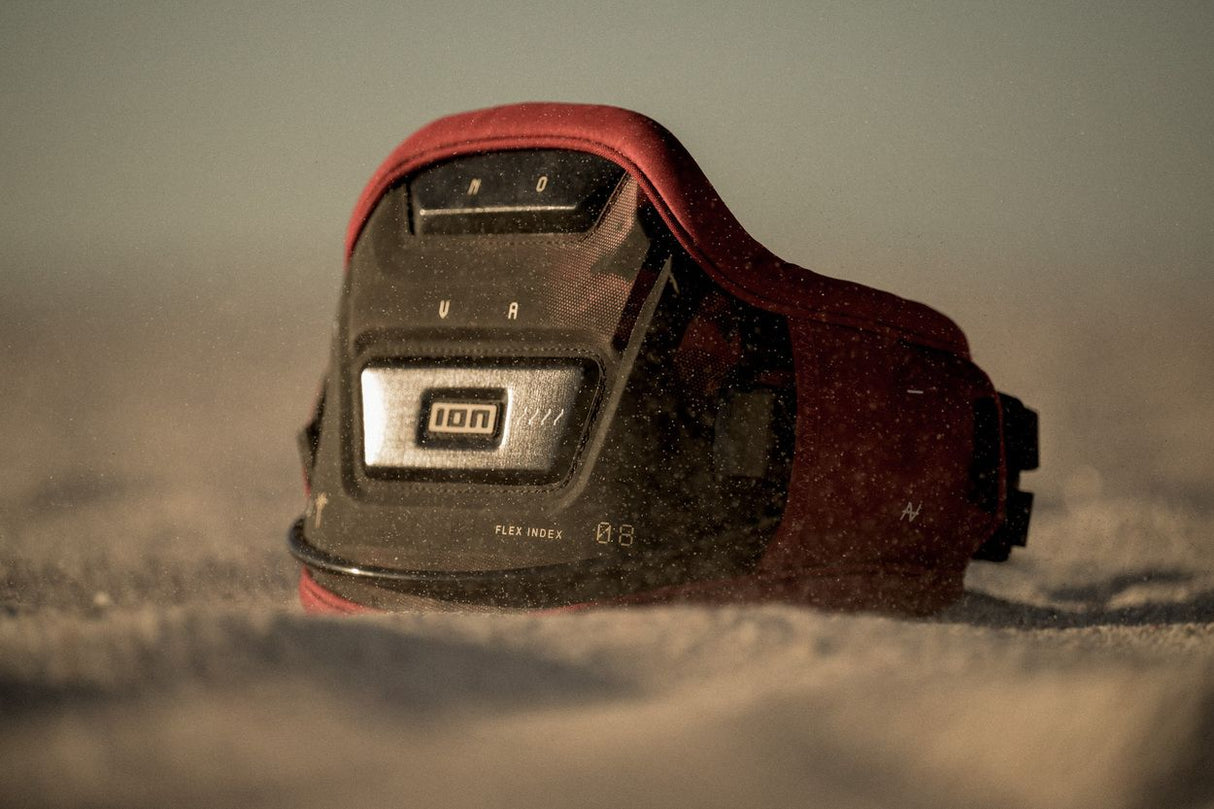 ION Nova Kite Trapez Damen 2024, rot-schwarzes Neopren Kiteboard Trapez, Frontansicht mit Befestigungspunkten