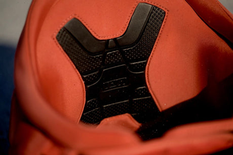 ION Muse Kite Trapez 2026 in Rot-Orange mit schwarzem Mesh-Einsatz, Detailansicht der Polsterung und Befestigung