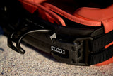 ION Muse Kite Trapez 2026 in Rot-Schwarz mit Verschlusssystem, Detailaufnahme am Strand