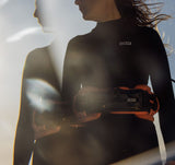 ION Muse Kite Trapez 2026 schwarz-orange, Kitesurfer trägt Trapez mit Bauchgurt, Frontansicht