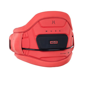 ION Muse Kite Trapez 2026 in Rot mit schwarzem Pad, Frontalansicht des Kiteboarding-Trapez mit ergonomischem Design