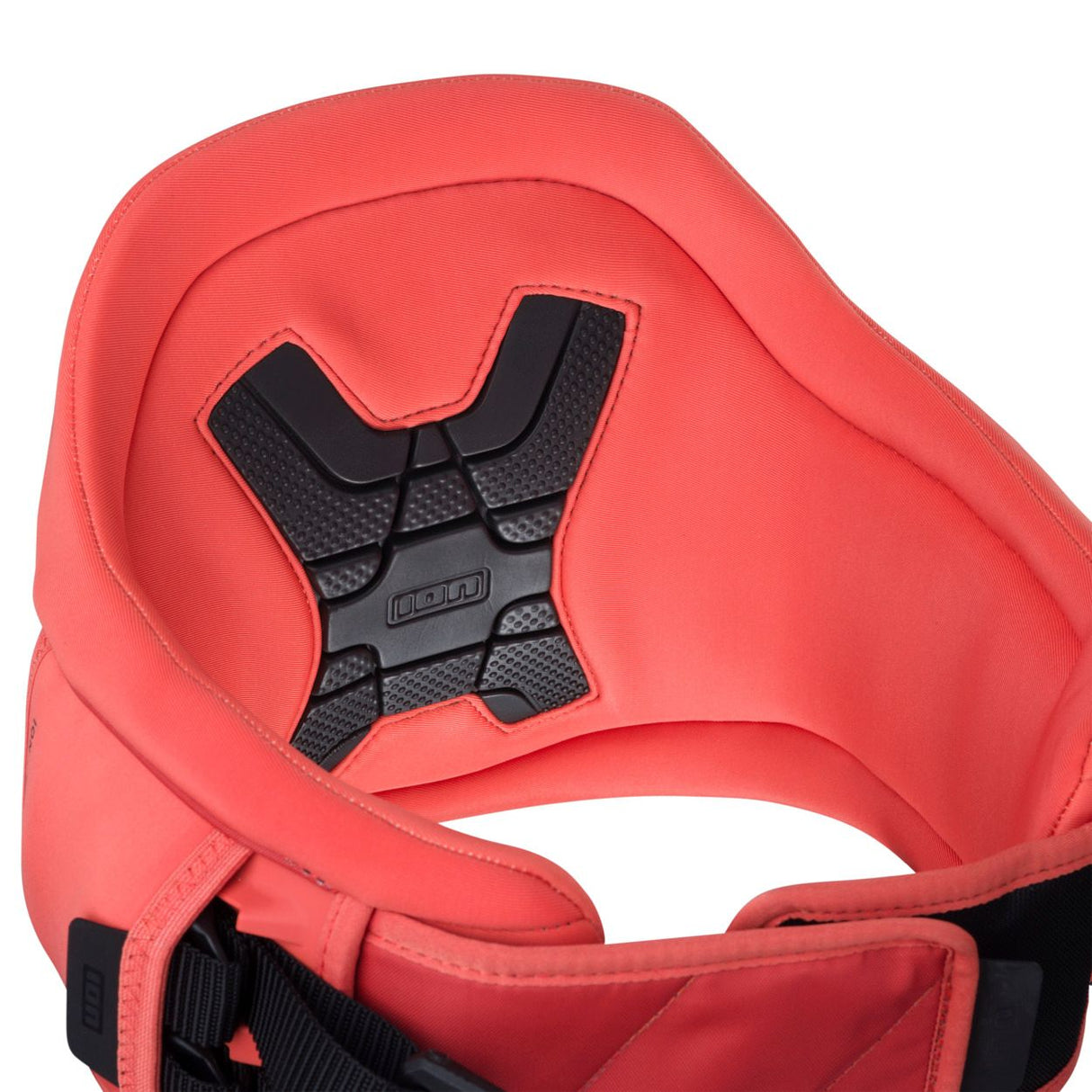 ION Muse Kite Trapez 2026 rot mit schwarzen Polsterungen, Frontalansicht des Kiteboarding-Trapez mit ergonomischem Design