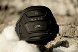 ION Muse Kite Trapez 2026 schwarzes Neopren-Trapez mit Logo, Frontalansicht auf Stein