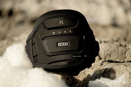 ION Muse Kite Trapez 2026 schwarzes Neopren-Trapez mit Logo, Frontalansicht auf Stein