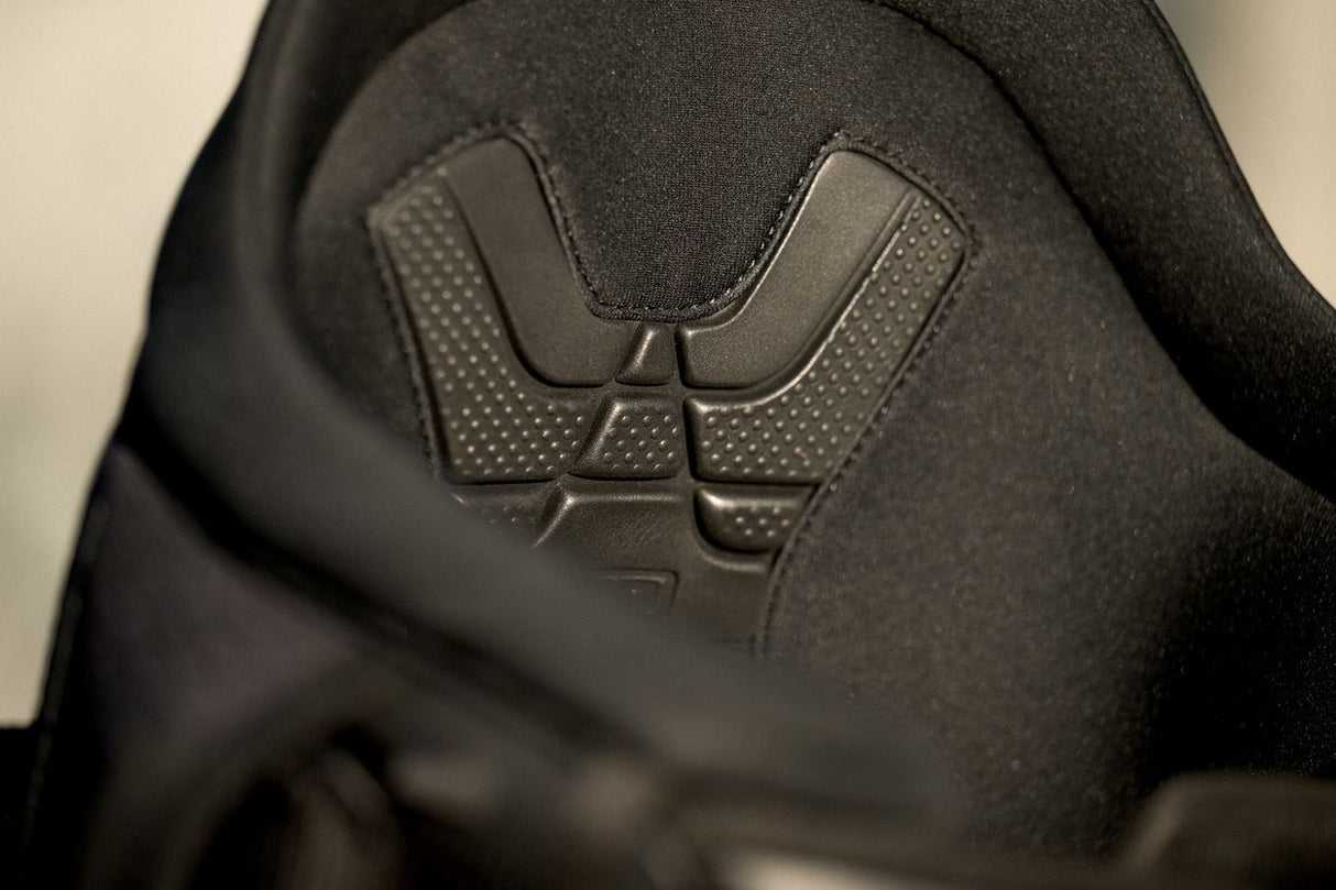 ION Muse Kite Trapez 2026 schwarz, Neopren mit strukturiertem Griffbereich, Detailaufnahme der Waist-Polsterung