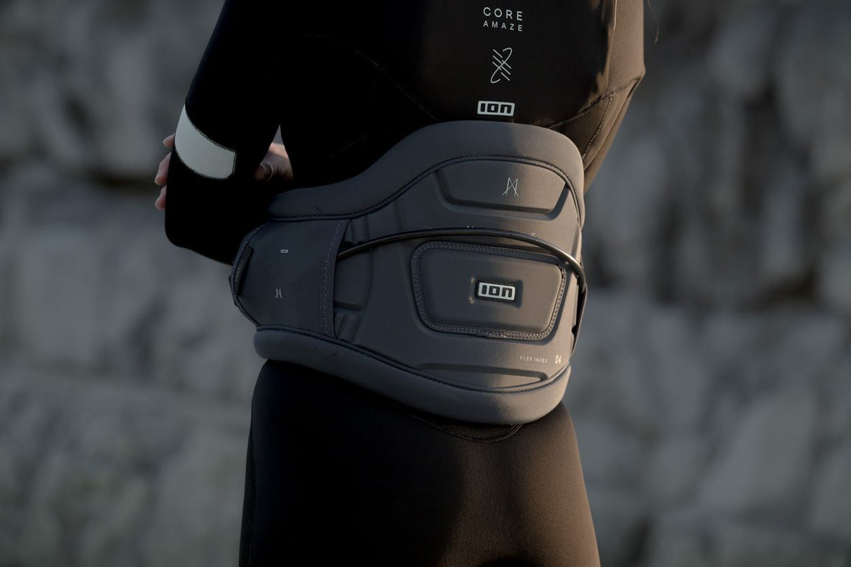 ION Muse Kite Trapez 2026 in Schwarz und Beige, an Oberkörper getragen, zeigt das Neopren-Trapez mit ergonomischem Design von vorne