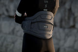 ION Muse Kite Trapez 2026 in Schwarz und Beige, an Oberkörper getragen, zeigt das Neopren-Trapez mit ergonomischem Design von vorne