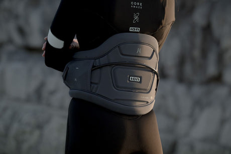 ION Muse Kite Trapez 2026 in Schwarz und Beige, an Oberkörper getragen, zeigt das Neopren-Trapez mit ergonomischem Design von vorne