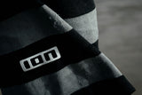 ION Surf Shield 2026 Neoprenanzug in Schwarz-Grau mit Streifen und ION Logo, Detailansicht Ärmel
