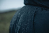 ION Storm Coat unisex 2026 in Dunkelblau mit Wassertropfen, Detailansicht Schulterbereich