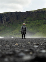 ION Storm Coat unisex 2026 in Dunkelgrau, Unisex-Jacke mit wasserdichtem Material, getragen in isländischer Berglandschaft