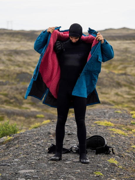 ION Storm Coat unisex 2026 in Blau mit Rot, Frontansicht offen getragen, Funktionsjacke mit geöffneten Ärmeln