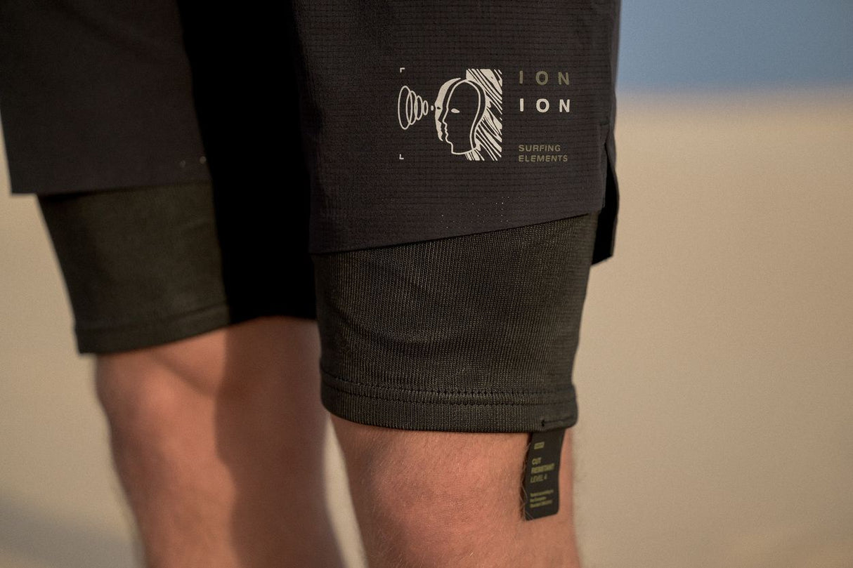 ION Surf Shield Short Tights 2026 in Schwarz, Funktionsmaterial mit Logo-Print, Detailansicht an Modell