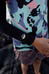 ION Capture Junior 2026 Neoprenanzug in Mint-, Rosa- und Blautönen mit abstraktem Muster, Detail-Nahaufnahme