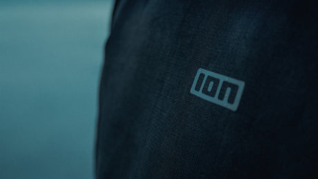 ION Rashguard LS Surf Shield SS2026 in Dunkelblau mit ION-Logo, Detailaufnahme des Ärmels