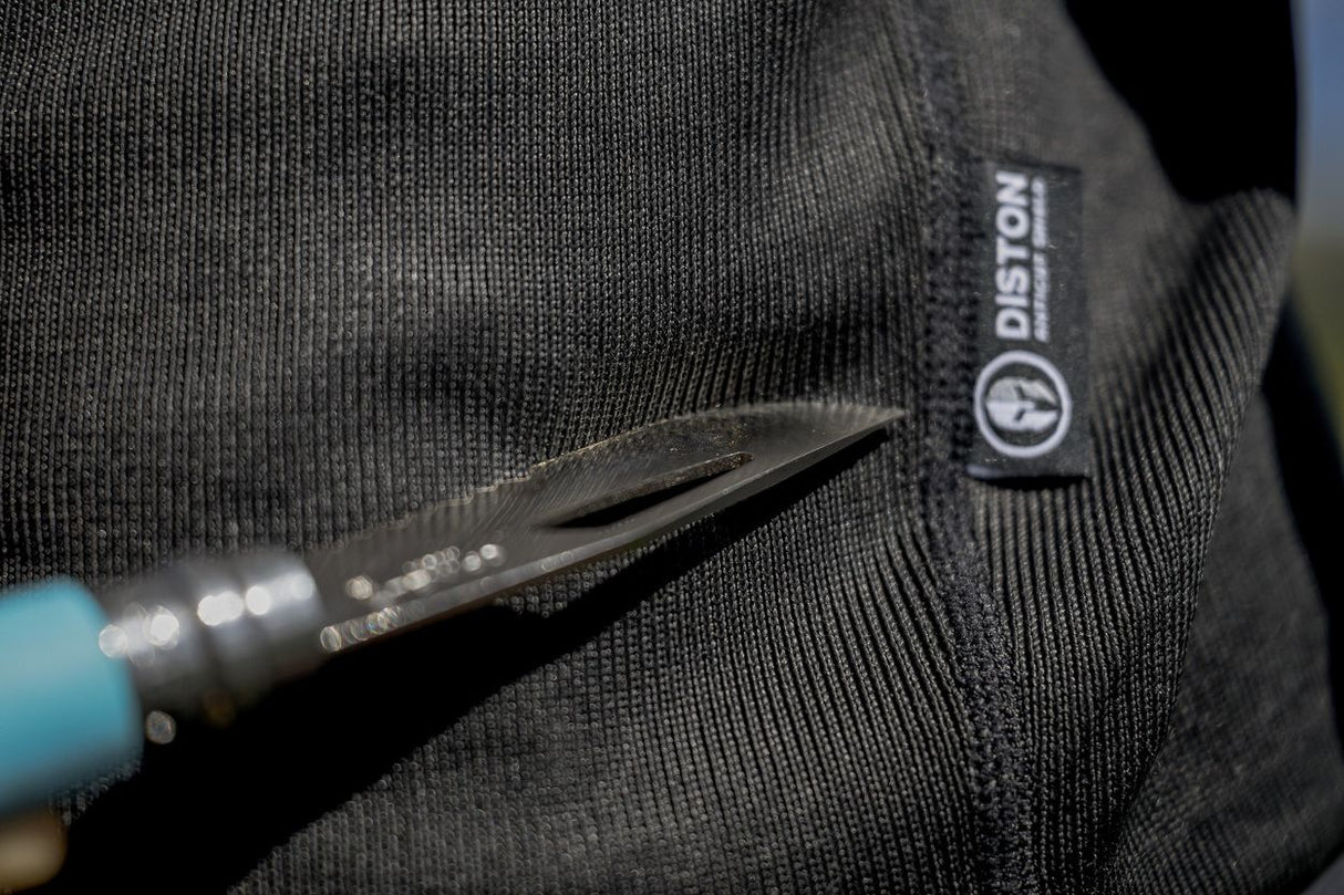 ION Rashguard LS Surf Shield SS2026 in Schwarz, langarm Funktionsshirt mit Struktur-Gewebe und ION-Logo, Detailaufnahme