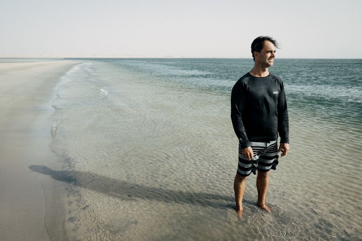 ION Wetshirt LS Surf Shield 2026 schwarz, Langarm-Neoprenshirt am Strand getragen, Seitenansicht